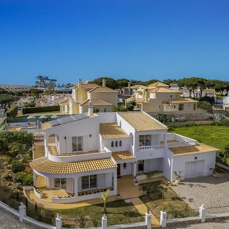 Duas Sentinelas By Villa Cabeco de Camara