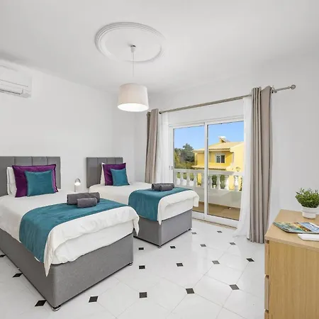 Duas Sentinelas By Villa Cabeco de Camara